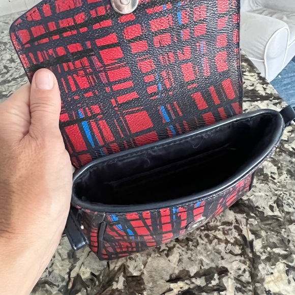 Great handbag from Vera Bradley.  Fun and can be a great holiday bag - Picture 2 of 4